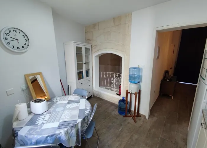 Cosy Bedroom In A Shared Maltese Townhouse